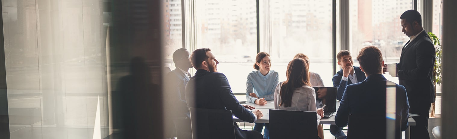 Ein Meeting mit einigen Mitarbeitern an einem rundem Tisch