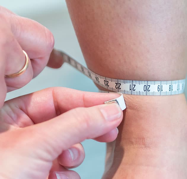 Beinumfang wird mit einem Maßband gemessen