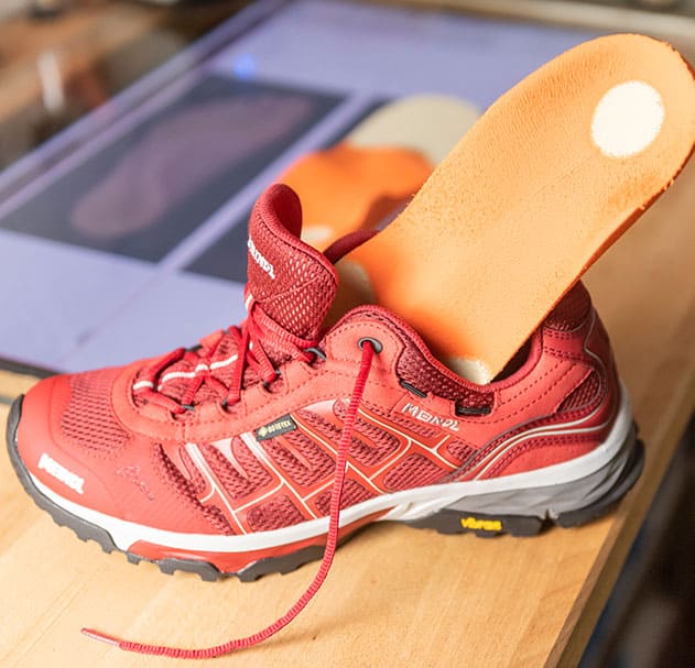 Ein Meindl Schuh in welchem eine Sporteinlage eingesetzt ist