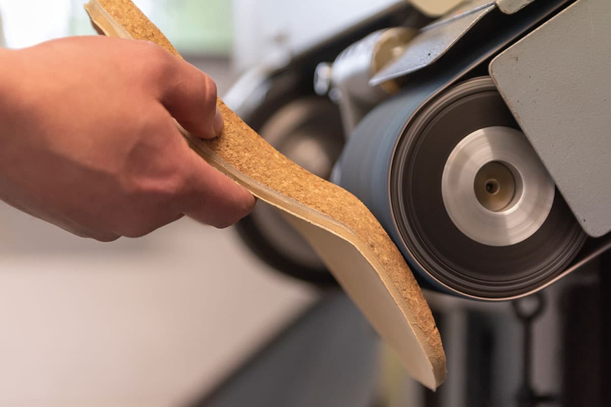 Einlagen bearbeiten an der Schleifmaschine